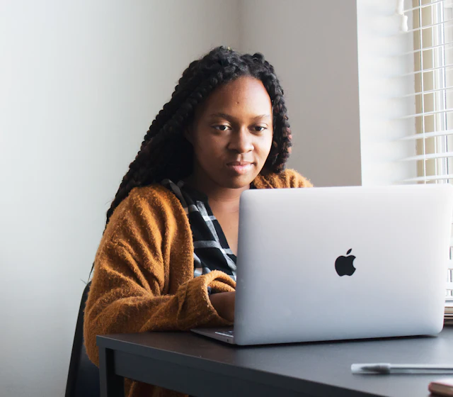 Femme travaillant sur un ordinateur portable à son bureau
