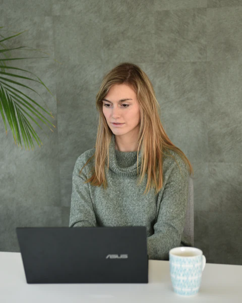 Femme travaillant sur un ordinateur portable à une table