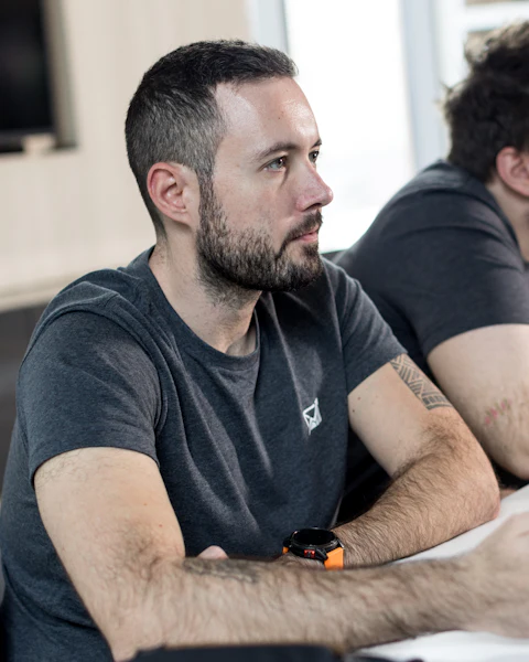 Groupe en formation autour d'ordinateurs portables