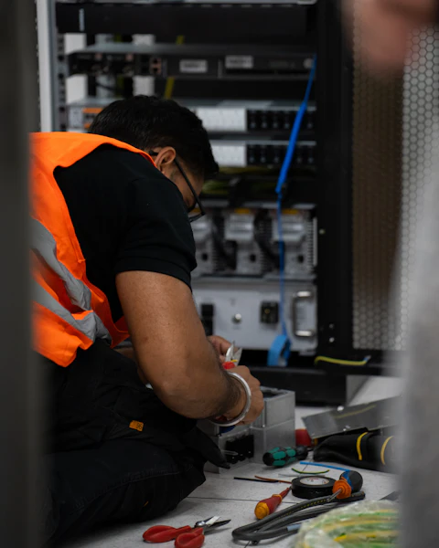 Technicien travaillant sur du matériel serveur